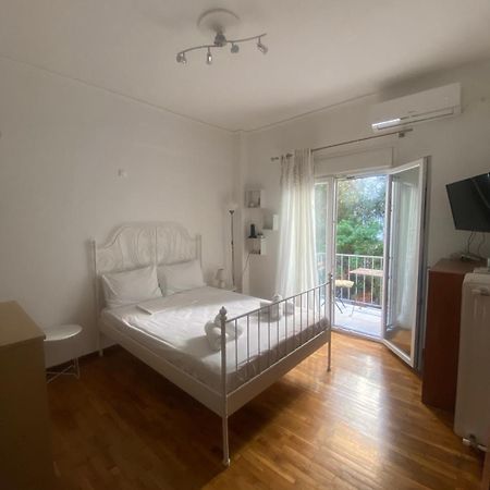 Modern, Ideally Located Studio Apartment Atene Esterno foto