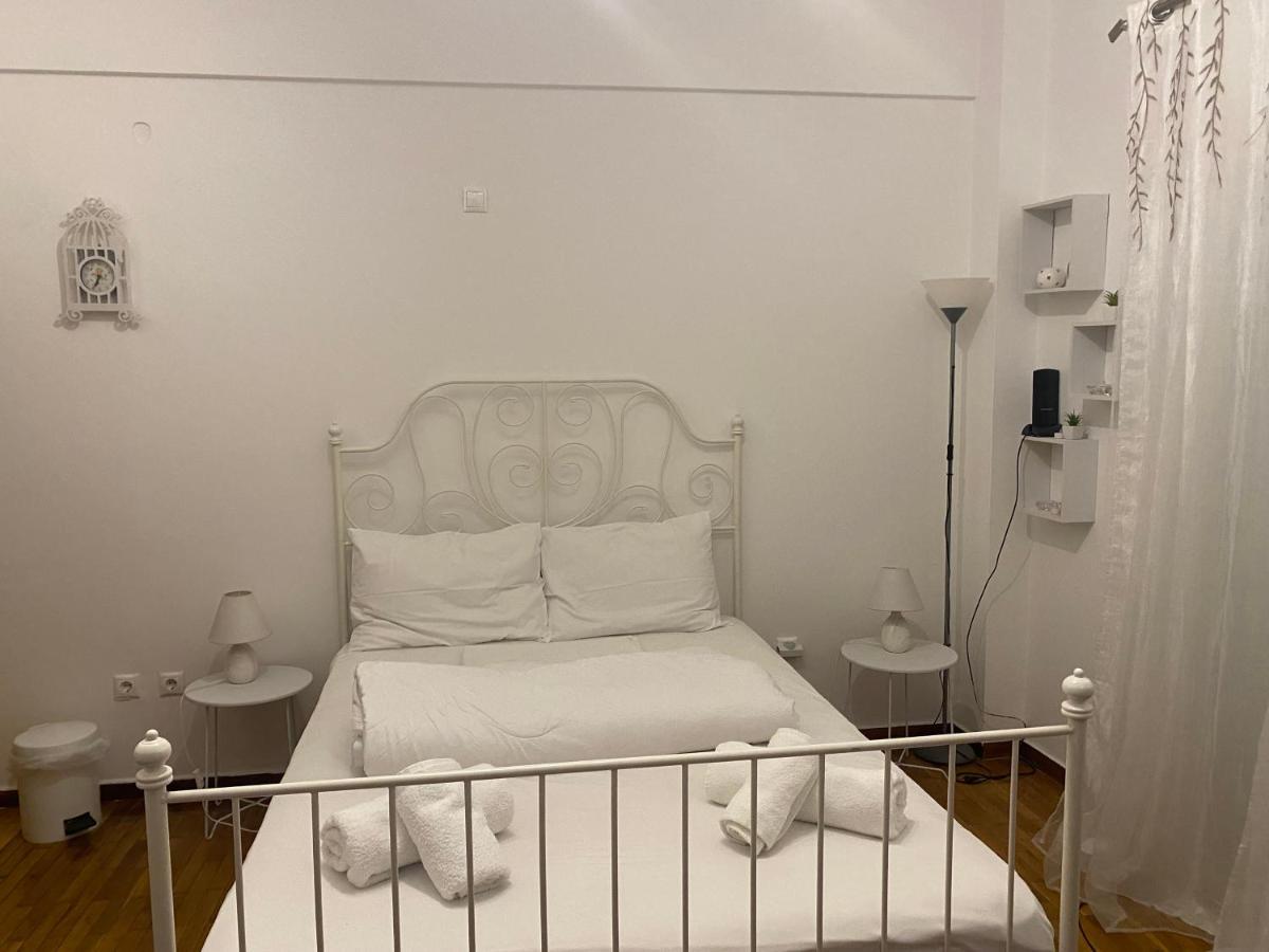 Modern, Ideally Located Studio Apartment Atene Esterno foto