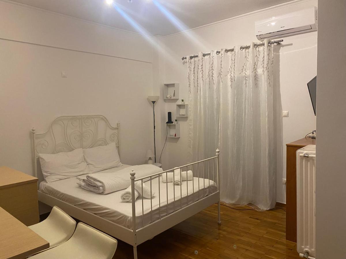 Modern, Ideally Located Studio Apartment Atene Esterno foto