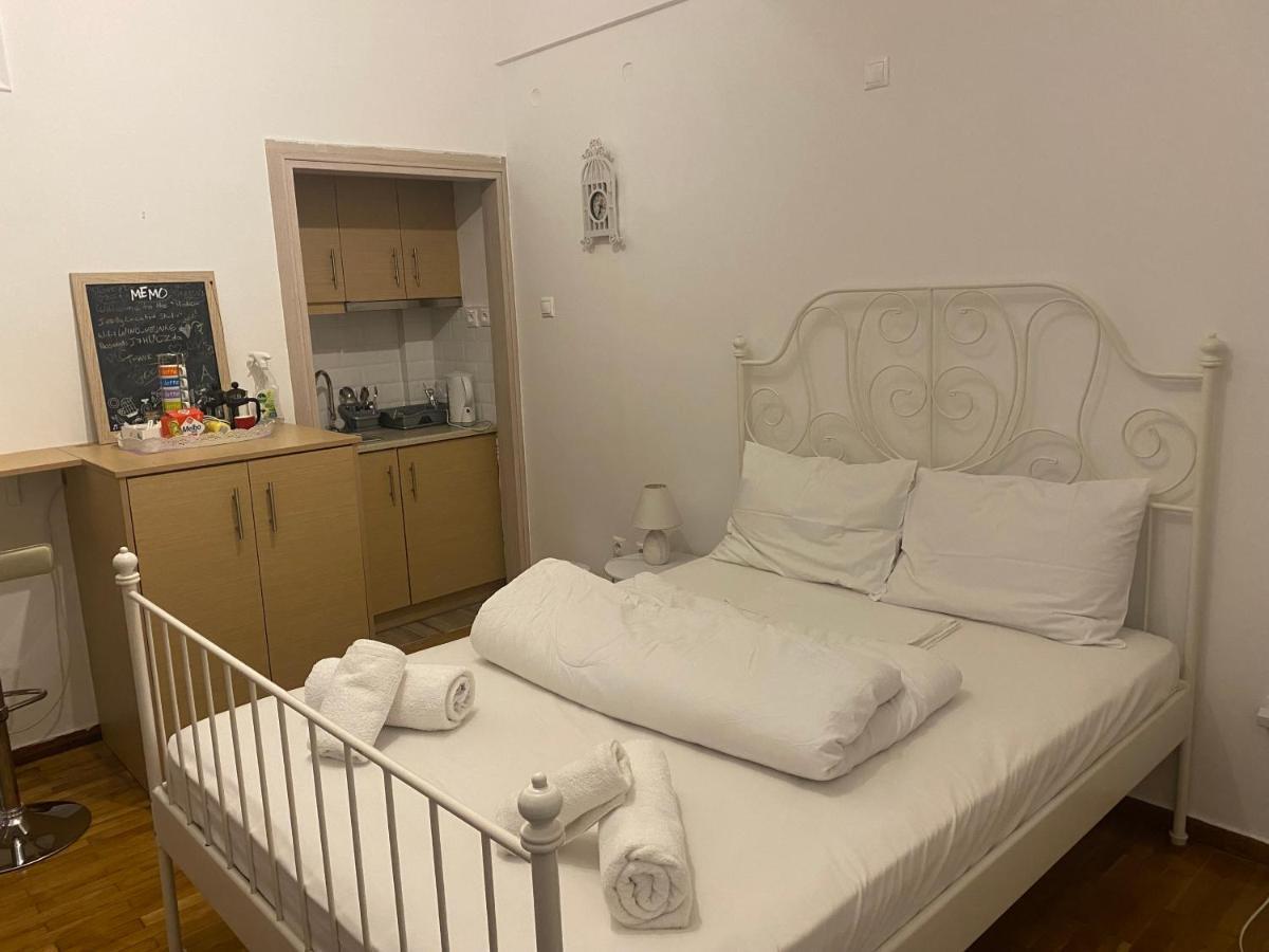 Modern, Ideally Located Studio Apartment Atene Esterno foto