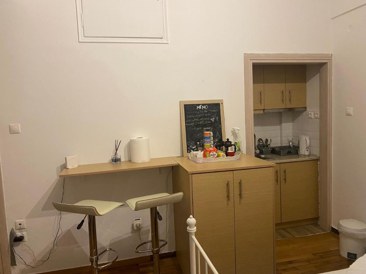 Modern, Ideally Located Studio Apartment Atene Esterno foto