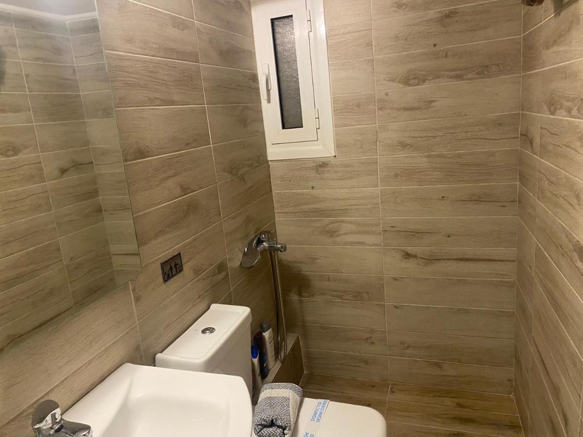Modern, Ideally Located Studio Apartment Atene Esterno foto