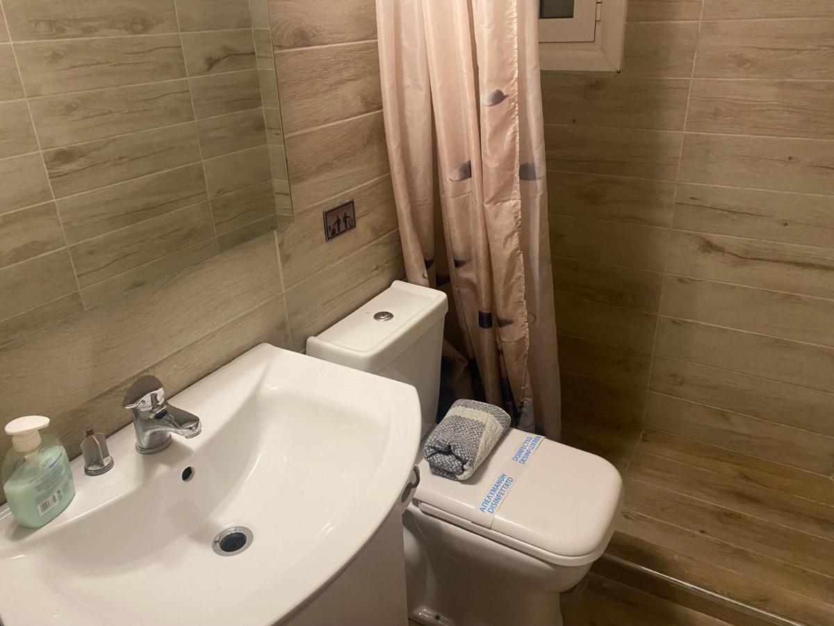 Modern, Ideally Located Studio Apartment Atene Esterno foto