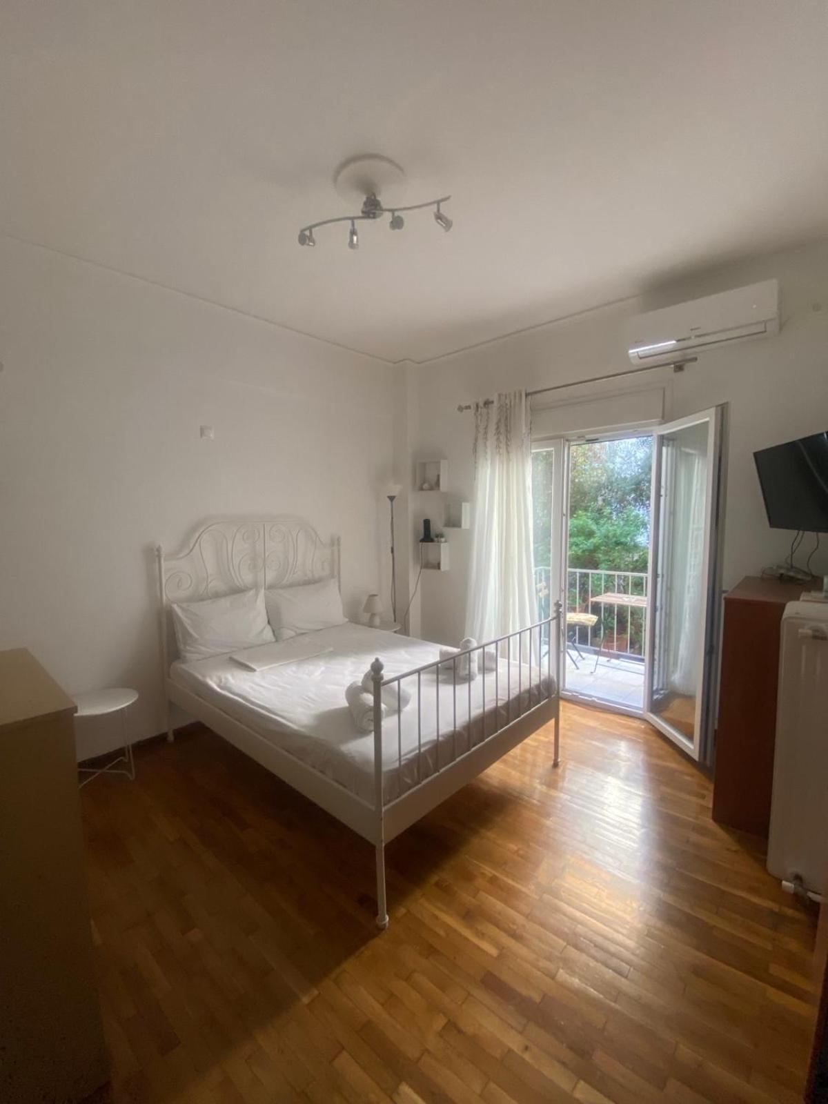Modern, Ideally Located Studio Apartment Atene Esterno foto